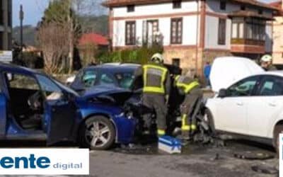 Herida una mujer al colisionar tres vehículos en un cruce de Santa María de Cayón