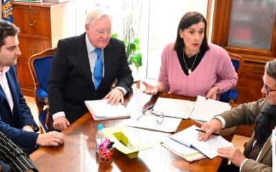 La alcaldesa se reúne con los empresarios de Candina para tratar la ordenanza de vados