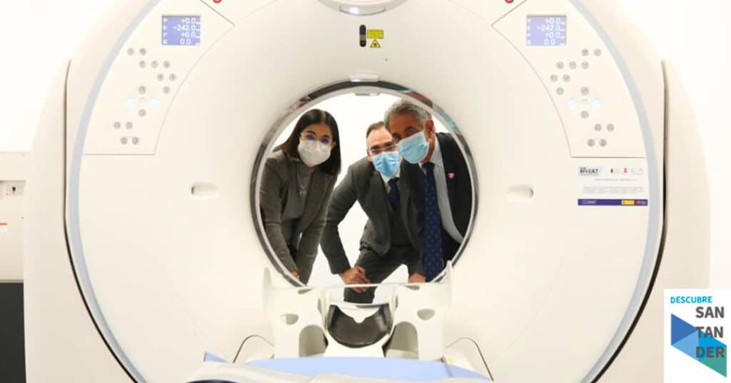 Noticias Santander Revilla y Darias visitan el nuevo TAC del Hospital Tres Mares que facilita la detección precoz de enfermedades y mejora la seguridad de pacientes y profesionales