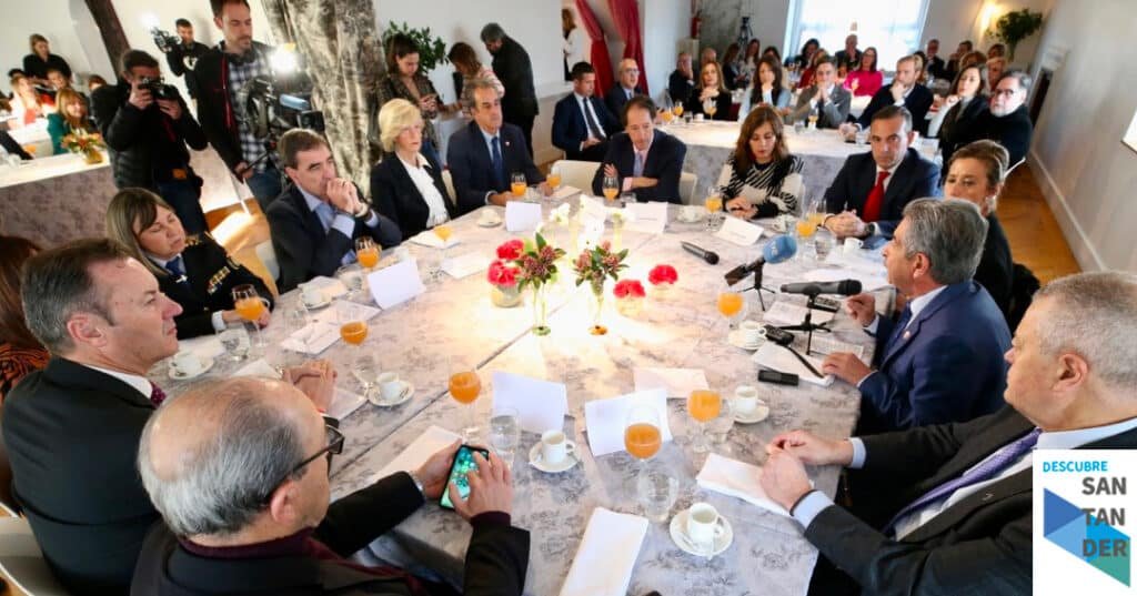Noticias Santander "Cantabria tiene mimbres y fuerza para mirar al futuro con optimismo" afirma Revilla en un encuentro con ADMEC