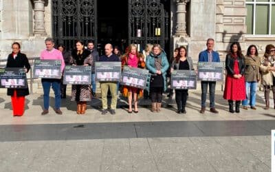 Santander guarda un minuto de silencio tras los asesinatos de dos mujeres en Cádiz y Pontevedra