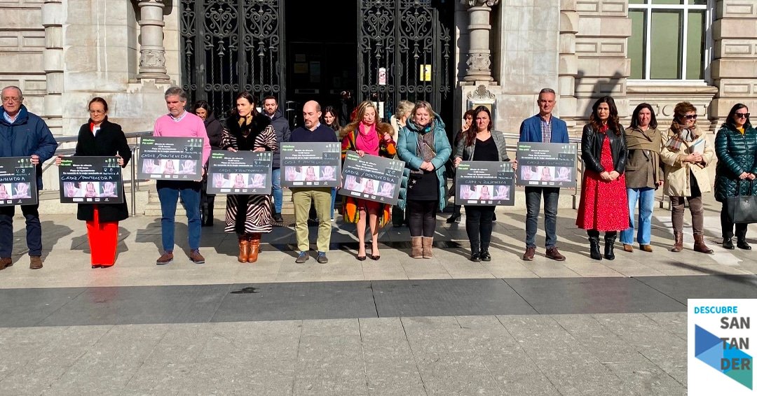 Santander guarda un minuto de silencio tras los asesinatos de dos mujeres en Cádiz y Pontevedra