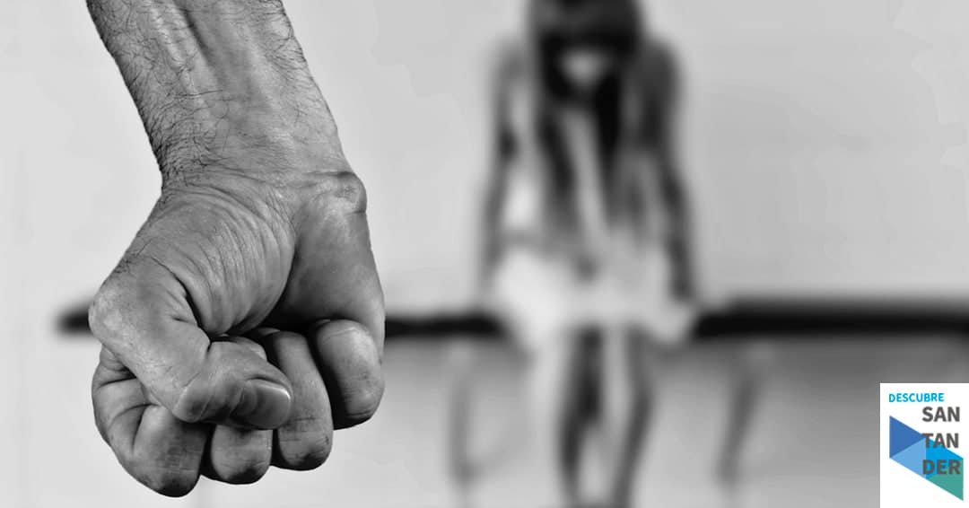 Agrede e intenta violar a una menor en su portal