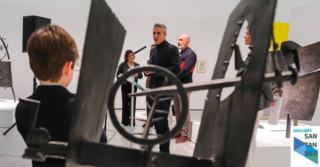 Zuloaga destaca la calidad artística de la exposición de Pablo Serrano ‘La escultura como objeto vivo’ organizada por la Fundación ENAIRE en las Naves de Gamazo