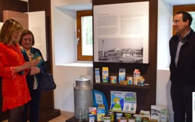 Andía Lácteos dona al Centro de Interpretación del Valle de Piélagos envases de productos elaborados a lo largo de su historia en la planta de Renedo