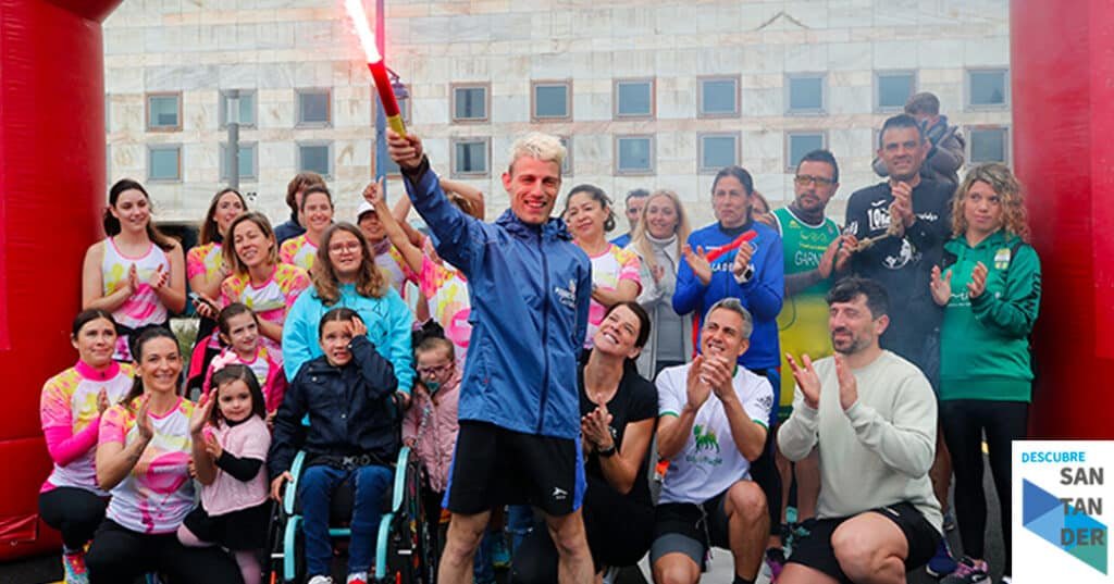 Noticias Santander Zuloaga acompaña a Adrián Hinojosa en la salida de su carrera solidaria por la igualdad y la inclusión a través del deporte