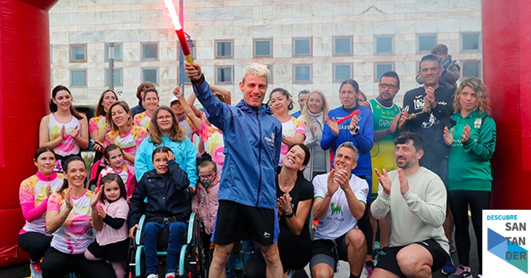 Zuloaga acompaña a Adrián Hinojosa en la salida de su carrera solidaria por la igualdad y la inclusión a través del deporte