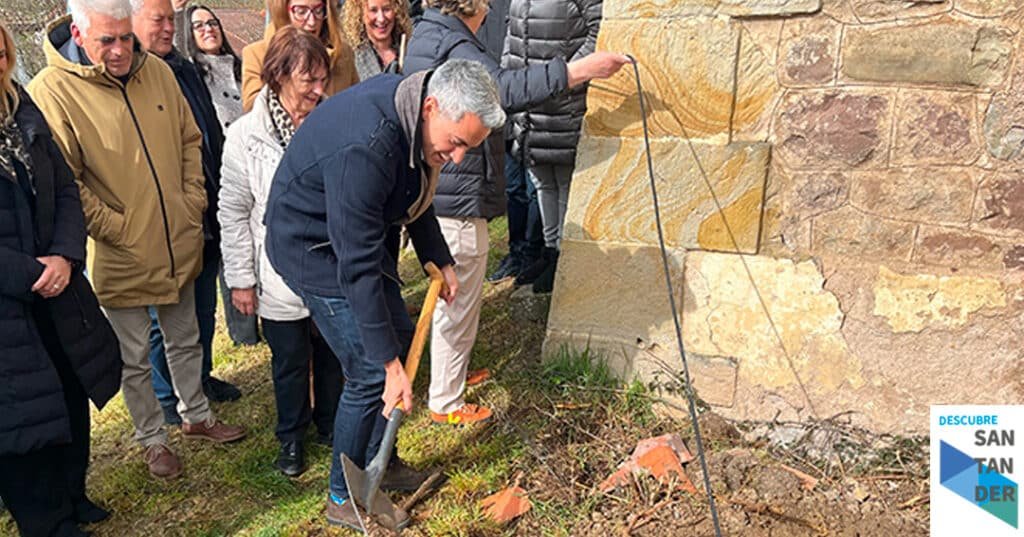 Noticias Santander Zuloaga asiste al inicio de la recuperación de las antiguas escuelas y la casa del maestro una "seña de identidad" de Fontibre