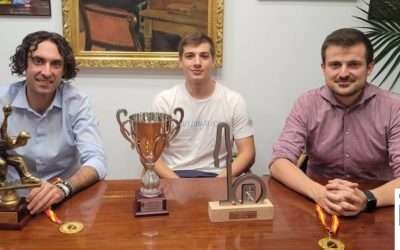 Soberón y Hoz reciben a Néstor Viar tras proclamarse campeón de España Sub23 de bolos