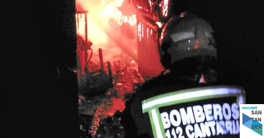 Bomberos del 112 extinguen un incendio en un molino de Campoo de Enmedio
