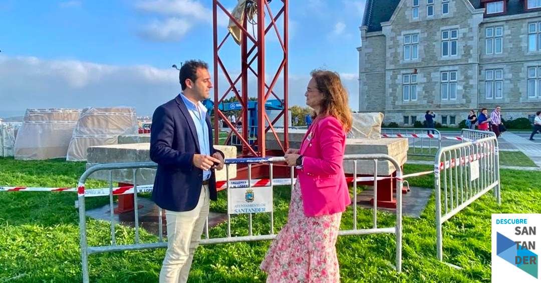 El exterior del Palacio de la Magdalena acoge estos días un prototipo de aerogenerador fotovoltaico
