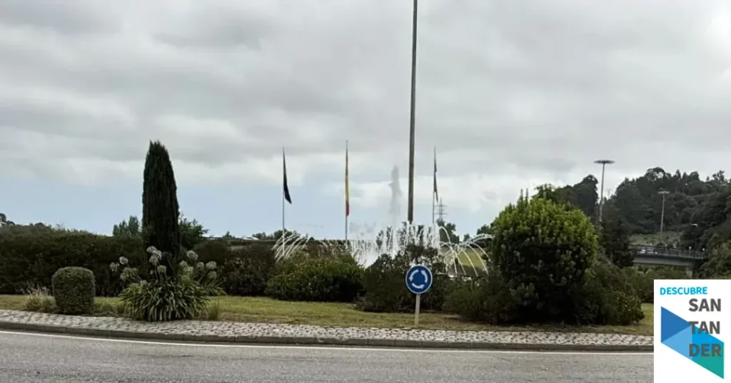Noticias Torrelavega La rotonda de La Inmobiliaria luce los colores de la bandera de la ciudad tras una actuación de mantenimiento