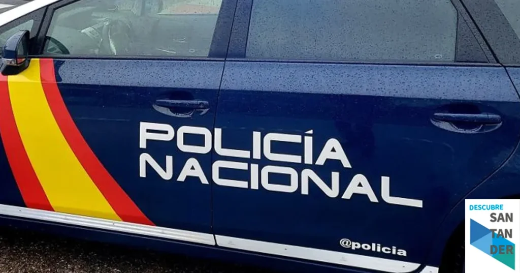 Noticias SAntander Mujer borracha estrella su coche contra un contenedor de obra en Santander