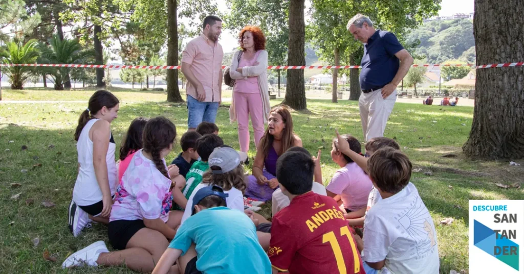 Noticias Suances Gómez del Río considera «fundamental» impulsar la conciliación familiar a través del Plan Corresponsables en su visita al Campamento Urbano de Suances