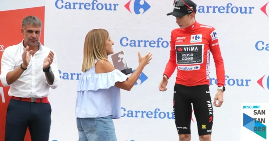 Noticias Cantabria Buruaga entrega a Vingegaard el premio al líder de La Vuelta tras la disputa de la etapa cántabra entre Laredo y Los Corrales de Buelna