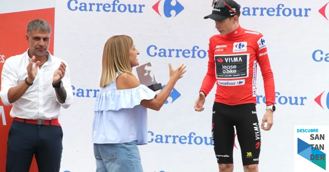 Buruaga entrega a Vingegaard el premio al líder de La Vuelta tras la disputa de la etapa cántabra entre Laredo y Los Corrales de Buelna