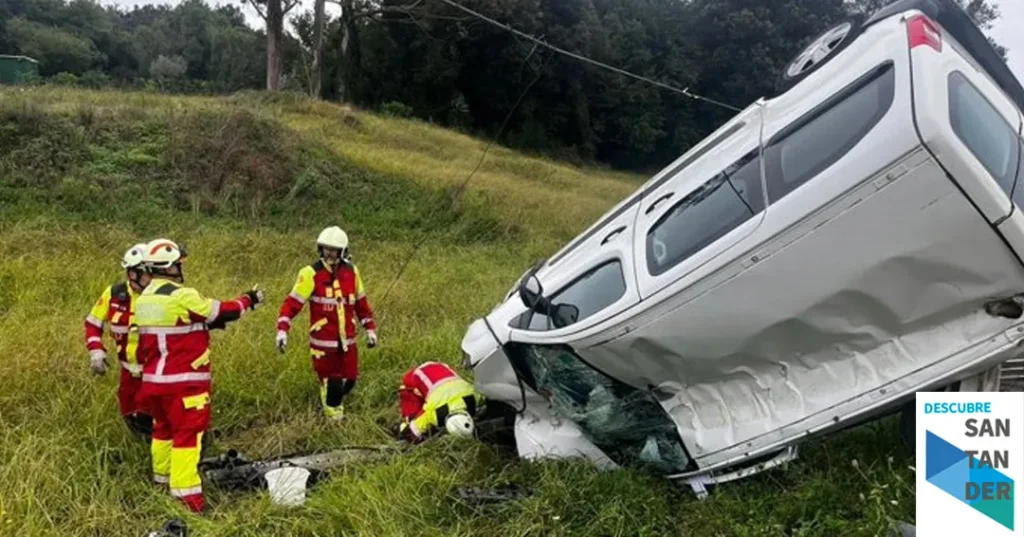 Noticias Cantabria Caos en Obregón: una furgoneta vuela fuera de la carretera, revienta contra un poste eléctrico y deja a una mujer herida