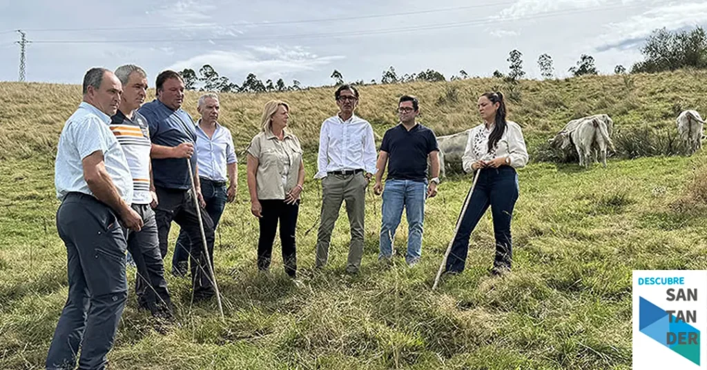 Noticias Cantabria Susinos reitera el apoyo del Gobierno de Cantabria a los ganaderos afectados por los incendios de León en su visita a la finca La Jaya, en Guriezo