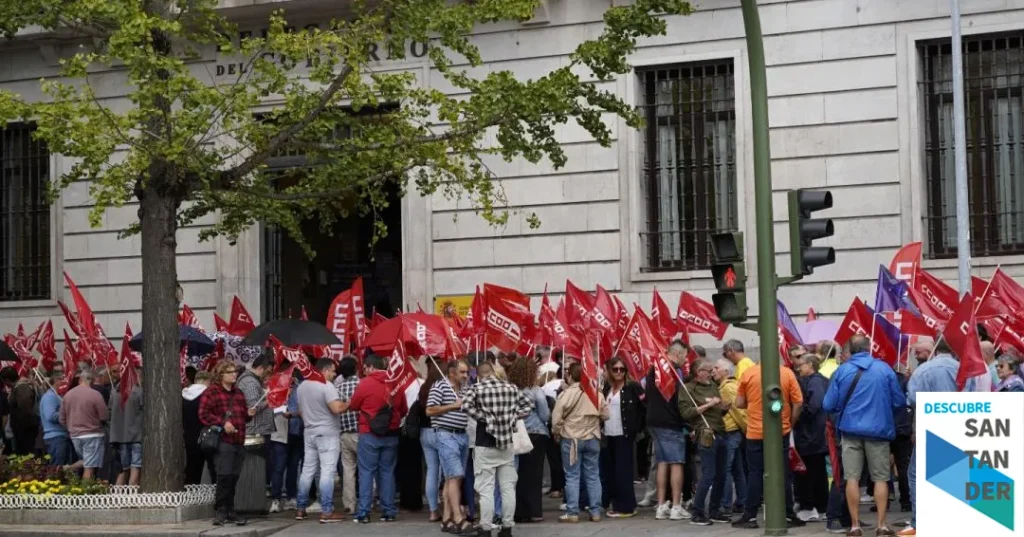 Noticias Santander CCOO y UGT protestan ante el bloqueo de PP, Vox y Junts a la reducción de jornada que “mejoraría la vida de millones de personas”