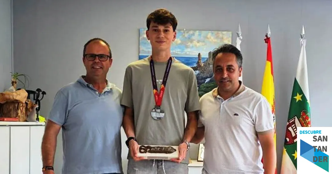 Caramés felicita al atleta local Óscar Crespo Gutiérrez por su medalla de plata en el Campeonato europeo Sub-20