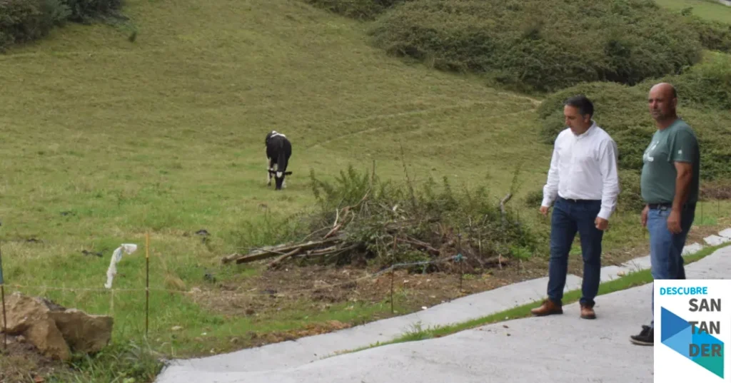 Noticias Piélagos Piélagos recupera el camino vecinal que une los barrios La Pepia y La Valleja en Mortera donde instala nueva señalética en el entorno de la Cueva de las Penas