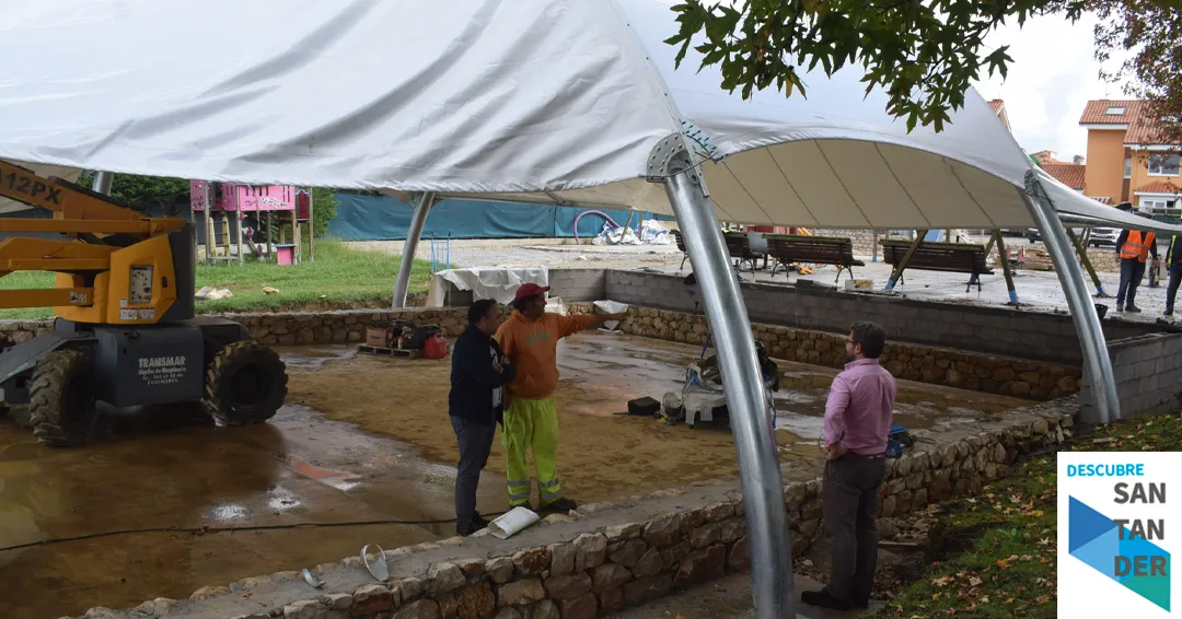 En marcha la colocación de la cubierta del parque infantil de Boo de Piélagos