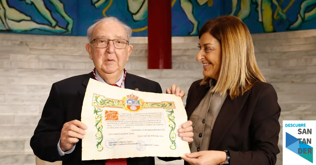 Buruaga entrega a Modesto Chato el título de Hijo Adoptivo de Cantabria “por su trabajo generoso, visionario y constante” y por su huella en la educación y la cultura