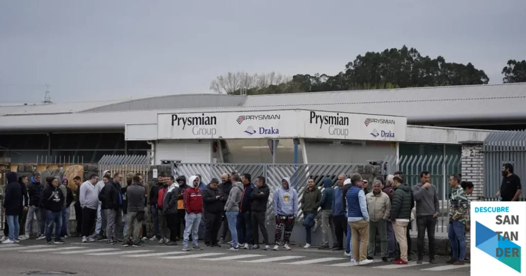 Noticias Cantabria El 100% de la plantilla secunda la huelga convocada hoy en Prysmian como protesta por el despido de ocho compañeros