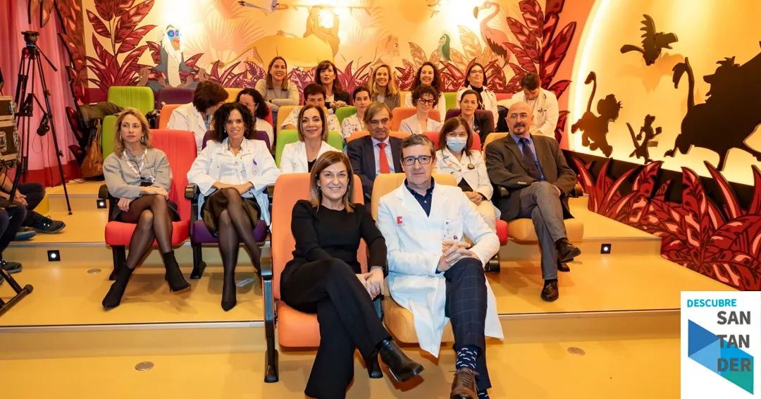 La Fundación Juegaterapia inaugura en Valdecilla un cine infantil ambientado en El Rey León