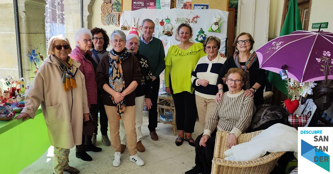 El recibidor del Ayuntamiento acoge hasta el 19 de diciembre la exposición del Taller de Manualidades de las mujeres del Centro de Mayores de Suances