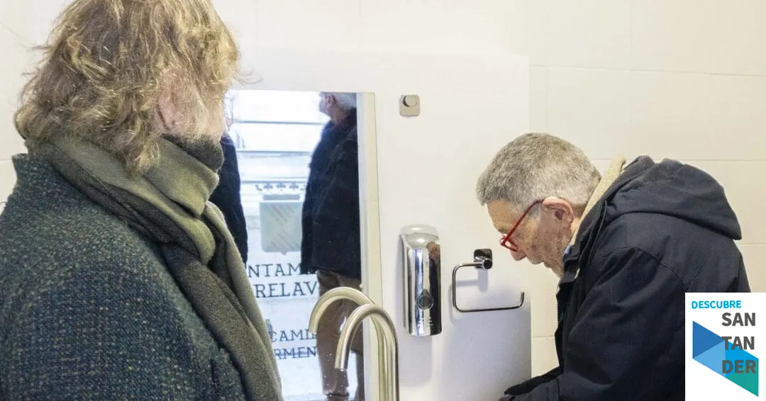 Torrelavega amplía la red de aseos adaptados para personas ostomizadas con un nuevo baño en el aparcamiento de La Carmencita