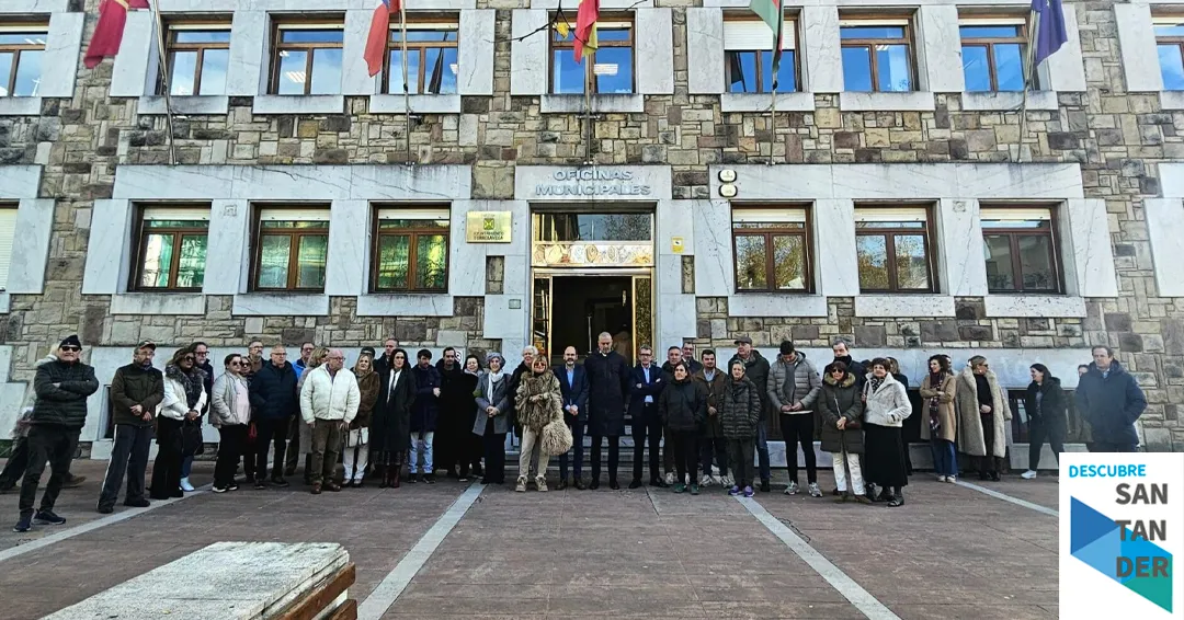 Torrelavega guarda un minuto de silencio por las víctimas del accidente ferroviario de Adamuz