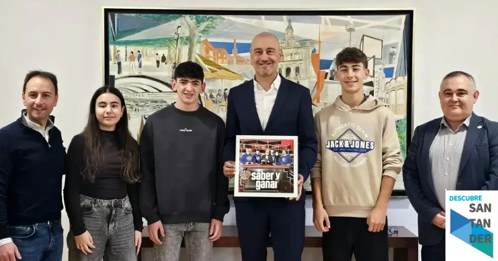 Noticias Torrelavega López Estrada recibe a los alumnos de El Salvador tras su brillante participación en el concurso ‘Saber y Ganar’