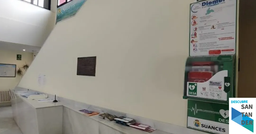 El Ayuntamiento de Suances instala tres nuevos desfibriladores para reforzar la respuesta ante emergencias cardiacas