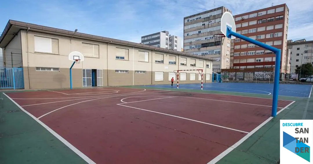 El Ayuntamiento de Camargo abre la licitación para cubrir la pista deportiva del CEIP Pedro Velarde