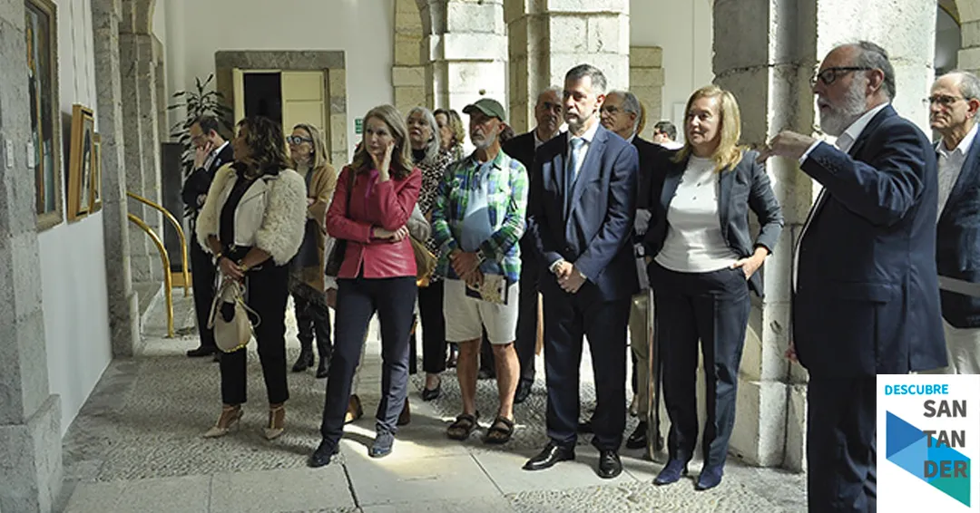 Martínez Abad asiste a la inauguración de la exposición ‘Delapuente: memoria de un cántabro viajero’ que se podrá visitar en el Parlamento de Cantabria