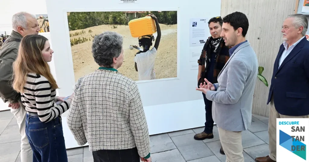 Noticias Santander Echevarría visita la exposición ‘Resiliencia’, instalada en el centro cívico Juan de Santander