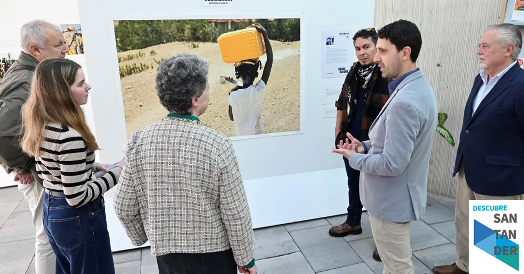 Echevarría visita la exposición ‘Resiliencia’, instalada en el centro cívico Juan de Santander